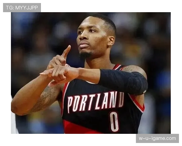 利拉德坐豪车进训练场，旁边路人还以为他是来拍电影的！